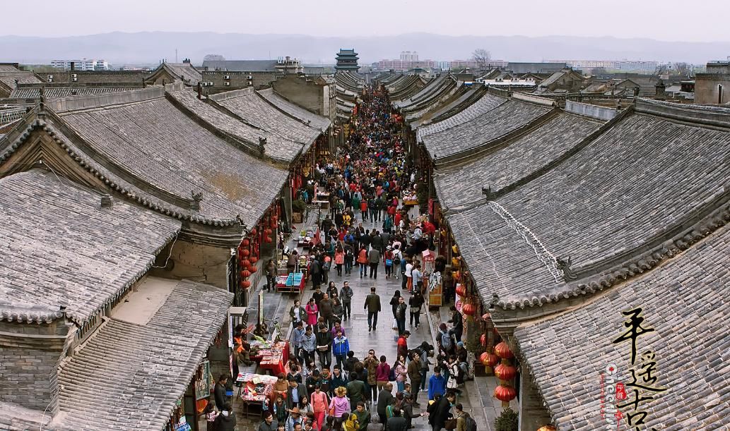 它是存在于现代的古代建筑，张灯结彩的大街小巷，都是小城的故