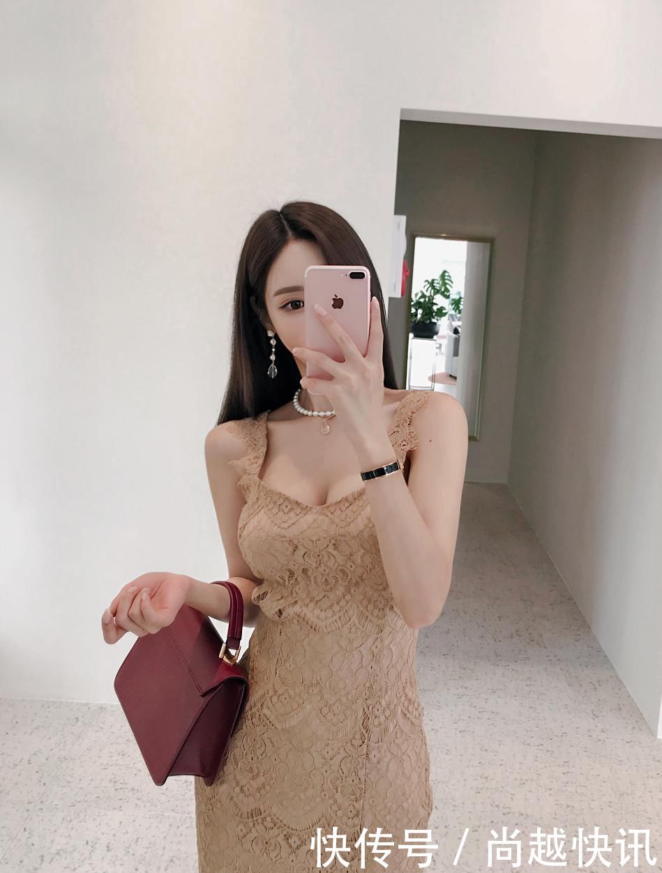  「蕾丝」街拍美女穿裸色蕾丝连衣裙，在不经意间流露出含蓄的性感魅力