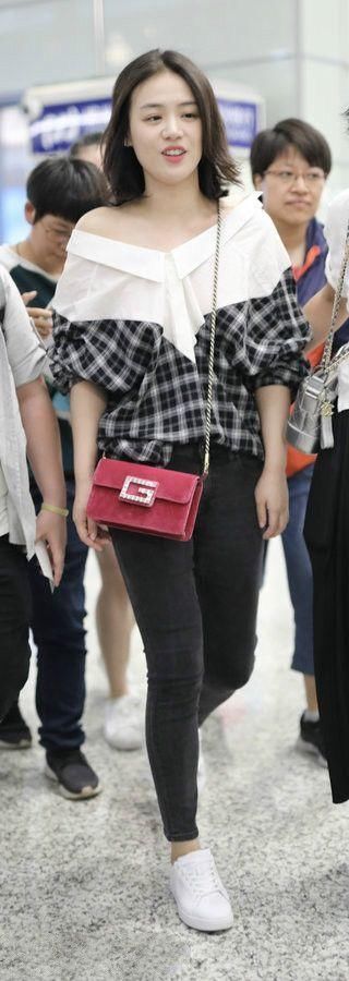 分手之后的马思纯清减了不少，领口太大，差点掉了!