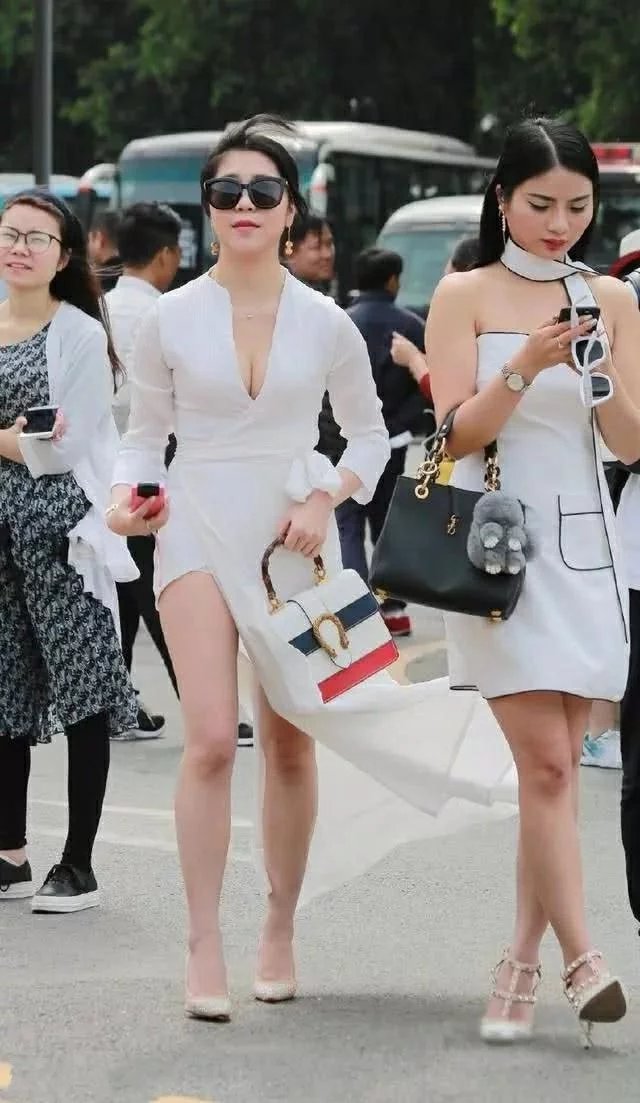 气质小姐姐霸道深V连衣裙，这样的连衣裙玩起了开叉，真是秀完身