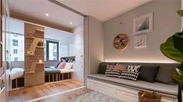  [脏乱]35岁剩女和父母挤28㎡，房屋脏乱，父亲没床睡被迫“离家出走”