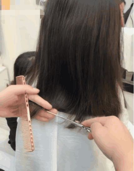 小女孩理发, 泪眼朦胧哭着不想剪短发 剪完笑的很开心