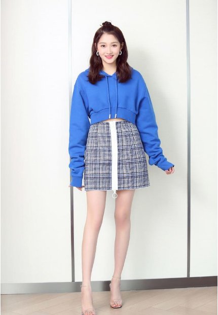 关晓彤都快把高腰裙提到胸口了,裙子还穿反?网友:这腿看了想跪