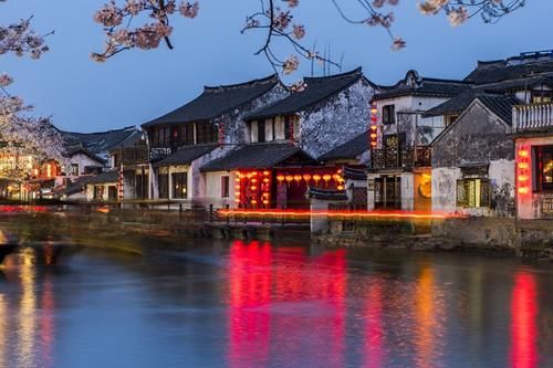 浙江最“特别”的古镇，白天票价很贵，晚上却免费进出