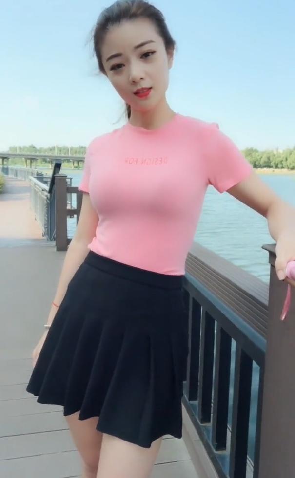 一脸青涩模样的小姐姐,浓妆艳抹干扰了她的气质