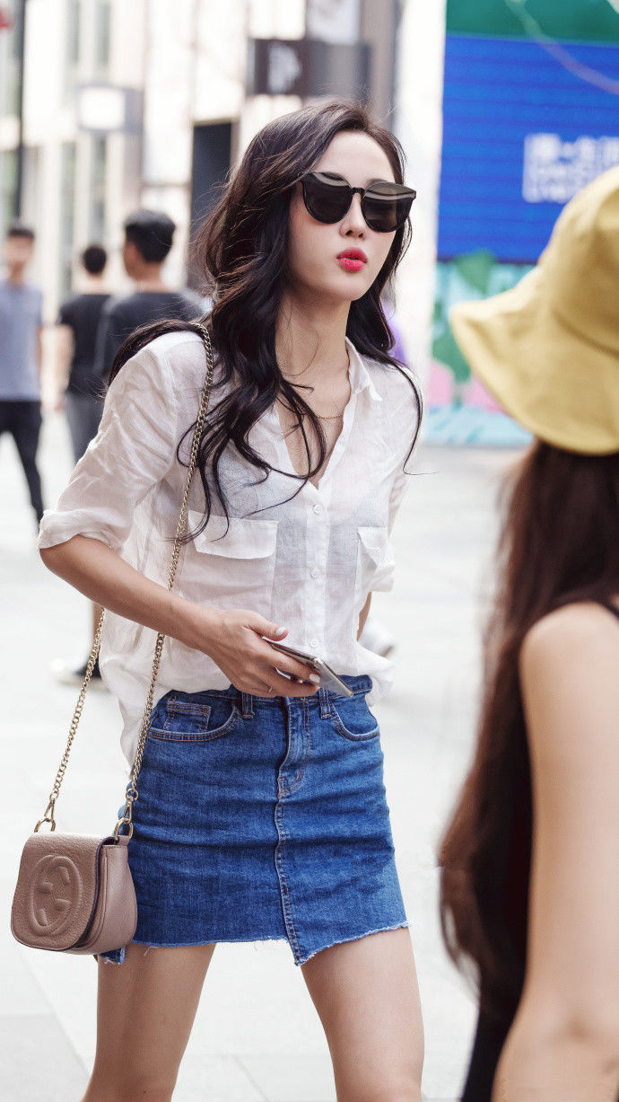 街拍：小姐姐一身黑色的连衣裙，整个人显得特别的性感，妩媚！