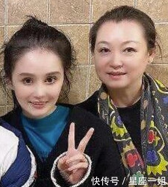 『看起来』赵本山近照曝光,头发花白面色红润精神好,妻子和女儿同框似姐妹