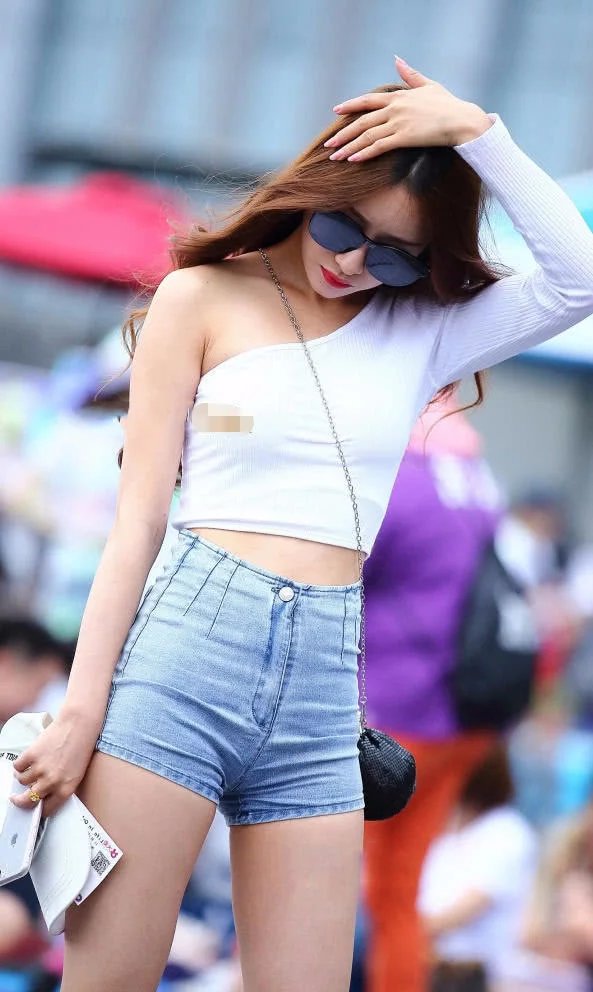 小姐姐紧身牛仔短裤勾勒出浑圆的小翘臀，网友：这就是我心中的女