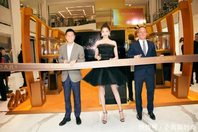 关晓彤这次终于穿对了!一袭黑色抹胸裙上身,筷子腿惊艳众人!