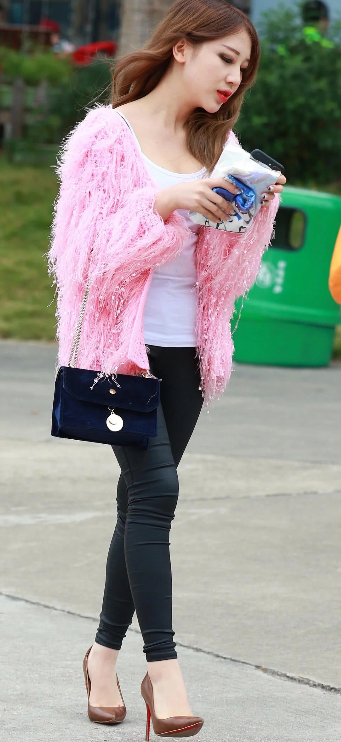 时尚小姐姐紧身裤秀出修长的大长腿，可惜吊带白衣搭配的不行，但