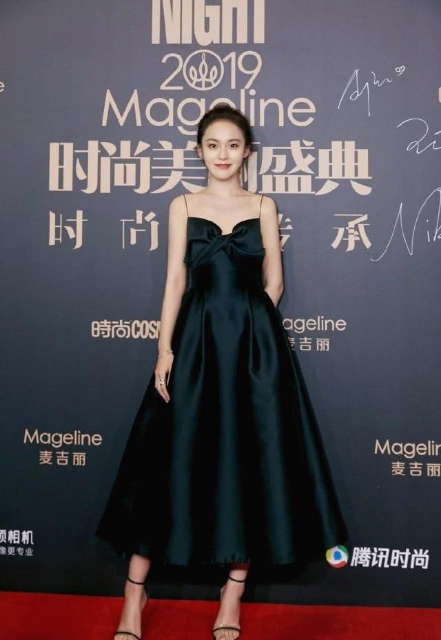  【节目】综艺中她撮合自己妈妈爱情，今穿黑色外套配格纹裤，简单利落