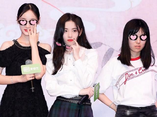 鞠婧祎与关晓彤差14cm，同穿百褶裙，腿长腿细哪个更重要？