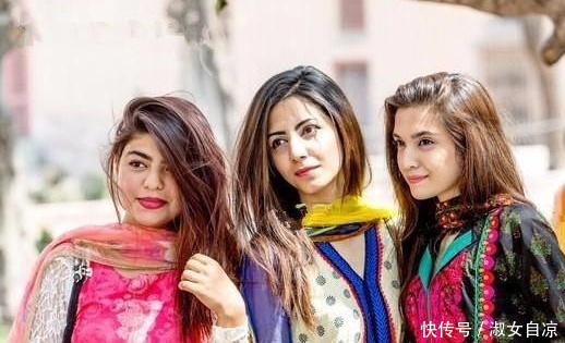 巴基斯坦姑娘来中国旅行,在景点排队买票,问了