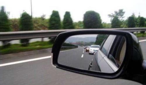  闪灯|高速上超车，是按喇叭还是闪灯提示？老司机都不用但方法值