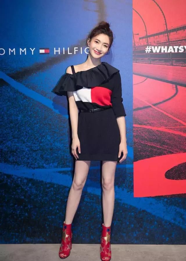 江疏影霸气亮相，最显眼的不是碎花衬衫，而是白皙的“筷子腿”!