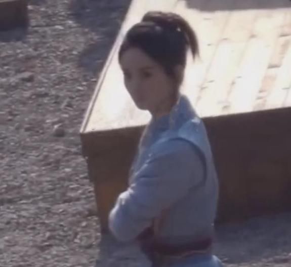  『剧照』赵丽颖颜值重回巅峰，剧照美到爆，颖宝对剧组人员上演迷人一笑