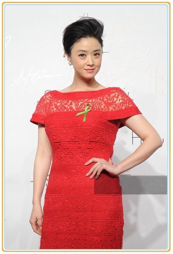 没江疏影小香肩真别穿一字肩长裙，像蒋欣这样穿成壮大妈就尴尬了