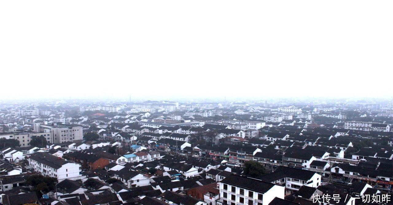 江苏最发达的城市，GDP近2万亿，但市区却没高楼，至今也无机场