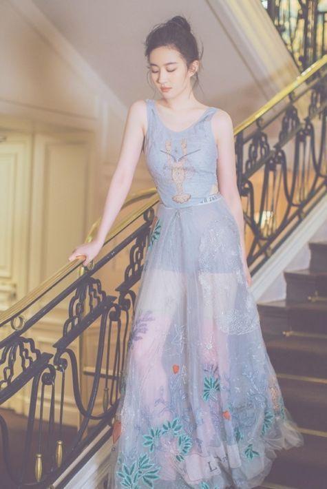 刘亦菲身材这么有料, 薄纱裙宛若小仙女, 网友: 美的冒泡