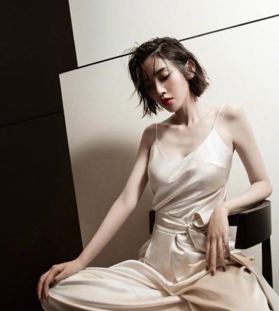 [ 少女]30岁美成20岁少女，魔鬼身材美太得过分，婚后的唐艺昕更大胆