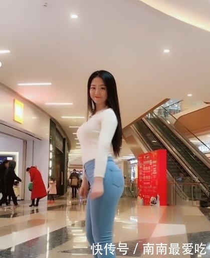  身材■街拍：身材微胖的女孩，穿上浅蓝色牛仔裤，依然好看！