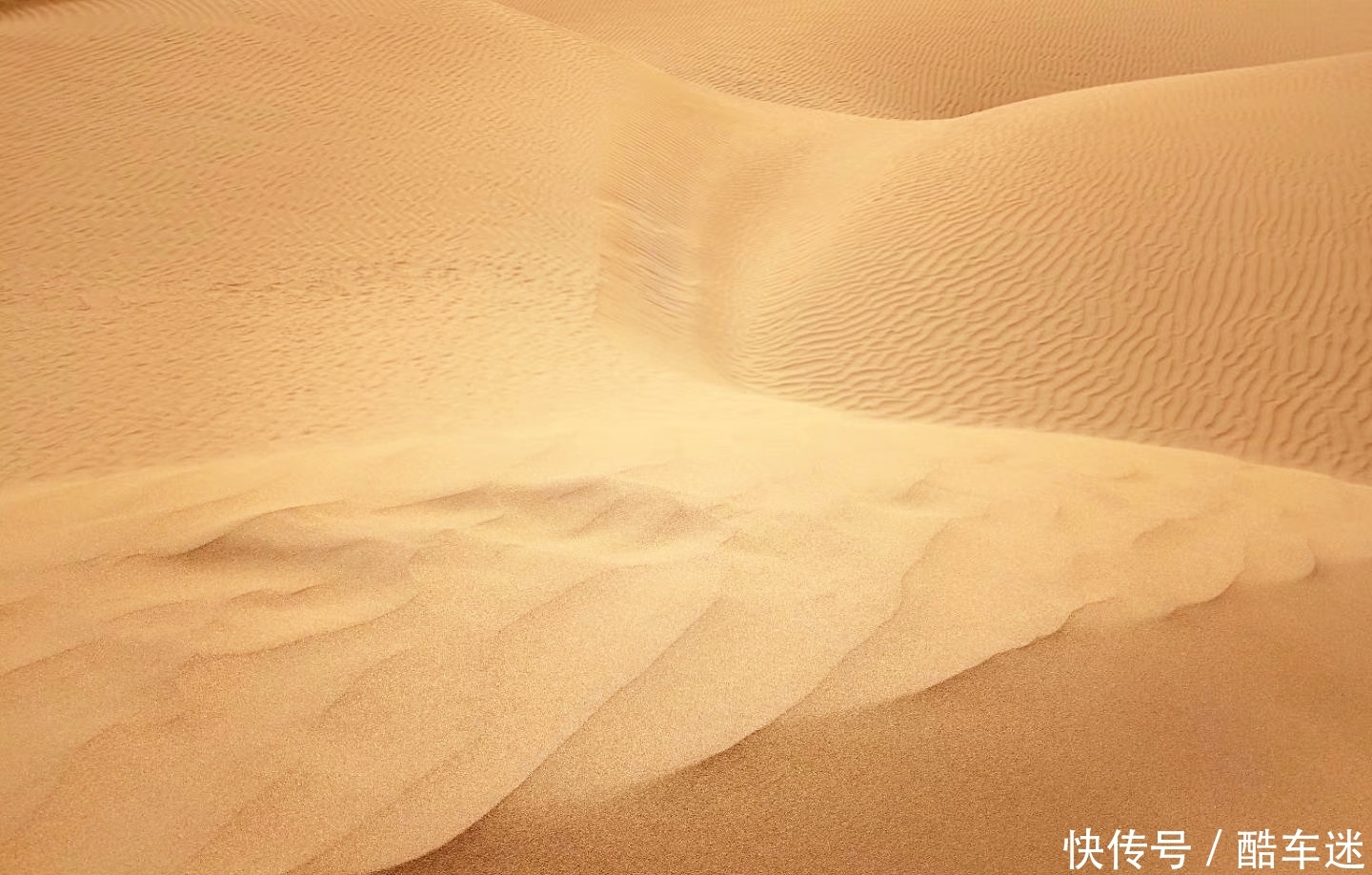 在330000平方公里的塔克拉玛干沙漠中,任裙飘扬,随风起舞