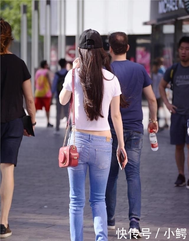  #露脐装#低腰紧身牛仔裤，搭配出露脐装，搭配一双内增高的运动鞋