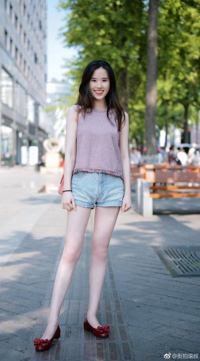 街拍:紧身背心搭配短裤，曲线迷人的小姐姐，微微一笑倾国倾城
