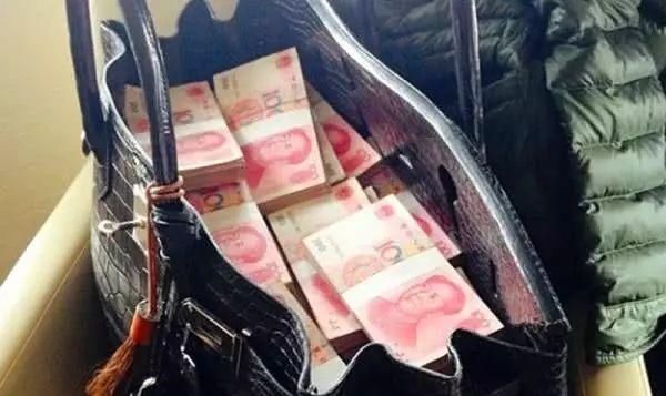  #农民朋友#农民有钱了 家有20万存款，在农村究竟算富人还是穷人