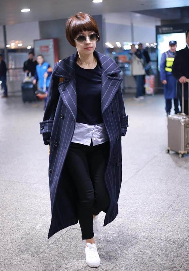 43岁马伊俐撞衫29岁的佟丽娅，一样的大衣却穿出不一样的感觉