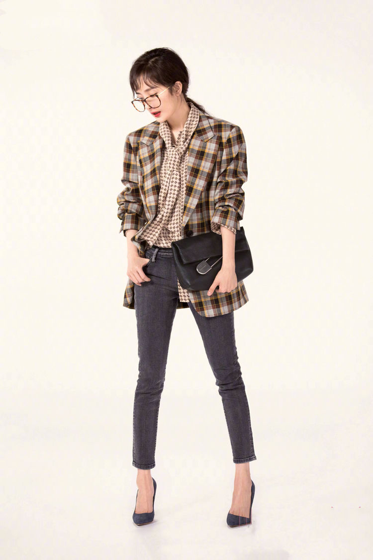 杨幂衣品开挂了，复古西装帅到没边，网友：换个人穿肯定丑cry