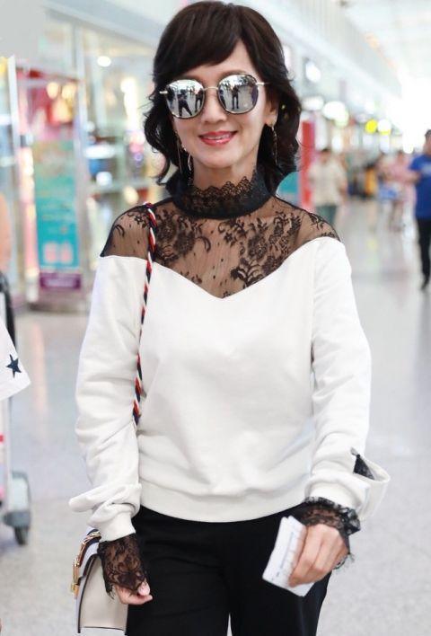 赵雅芝真是冻龄,穿黑色蕾丝低调秀锁骨,不相信有63岁了!