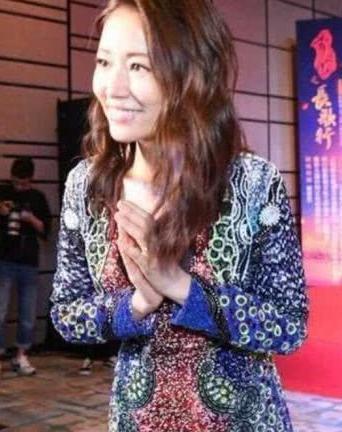 林心如穿深V优雅亮相,肚子三层赘肉实力抢镜,网友:还是不生孩