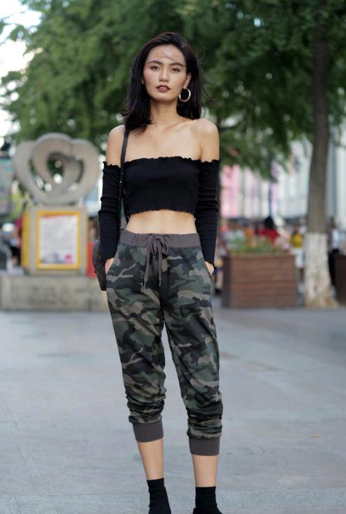 街拍：图六别致抹胸装出行，性感的“美人骨”，真是让人惊艳！