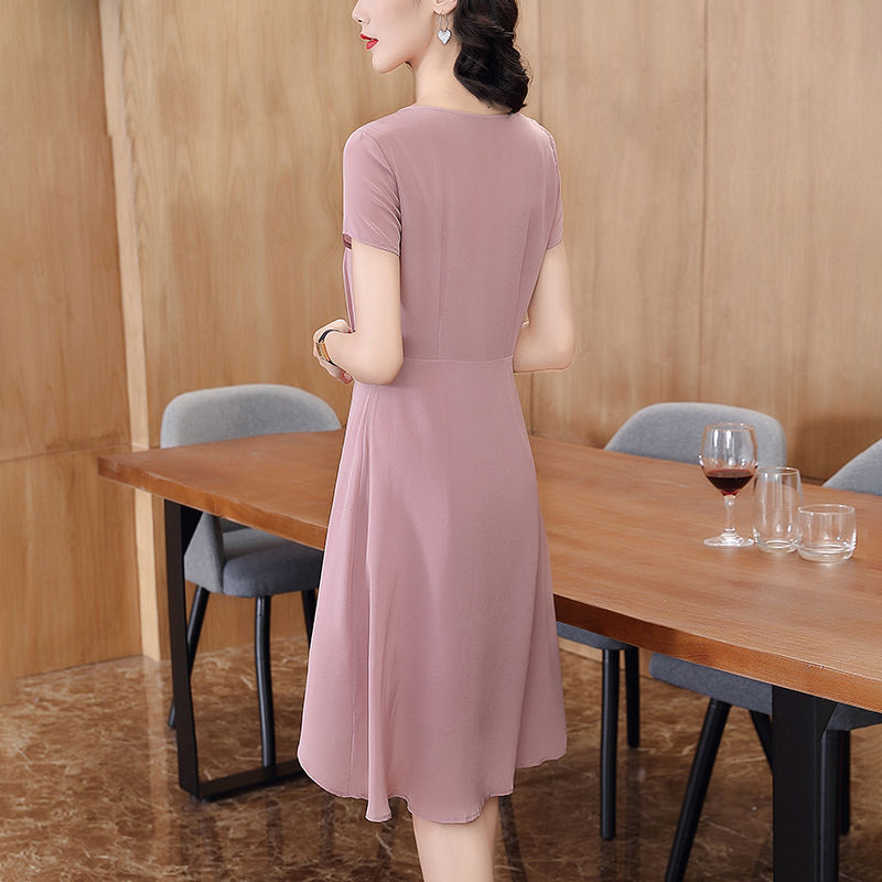 新出一种欧货裙:叫“蛇腰裙”，显瘦显嫩，美的70后挪不开眼