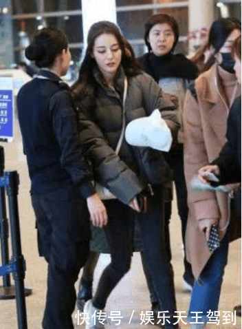 迪丽热巴素颜在机场, 与之前不一样, 网友: 擦肩而过没认出