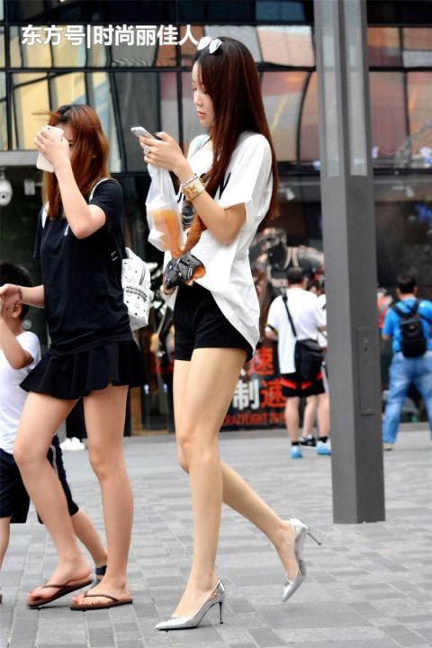  穿搭：美女黑色短裤搭配白色T恤，脚下的银色尖头细跟鞋才是亮点
