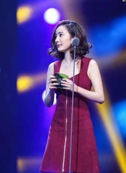 杨幂一双“筷子鞋”抢镜,网友:也不及这阿姨发型啊,太显老了吧