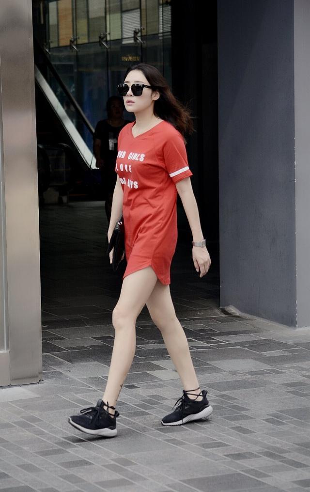 路人街拍，小姐姐上身穿的是一件裸色的吊带背心，非常亮眼