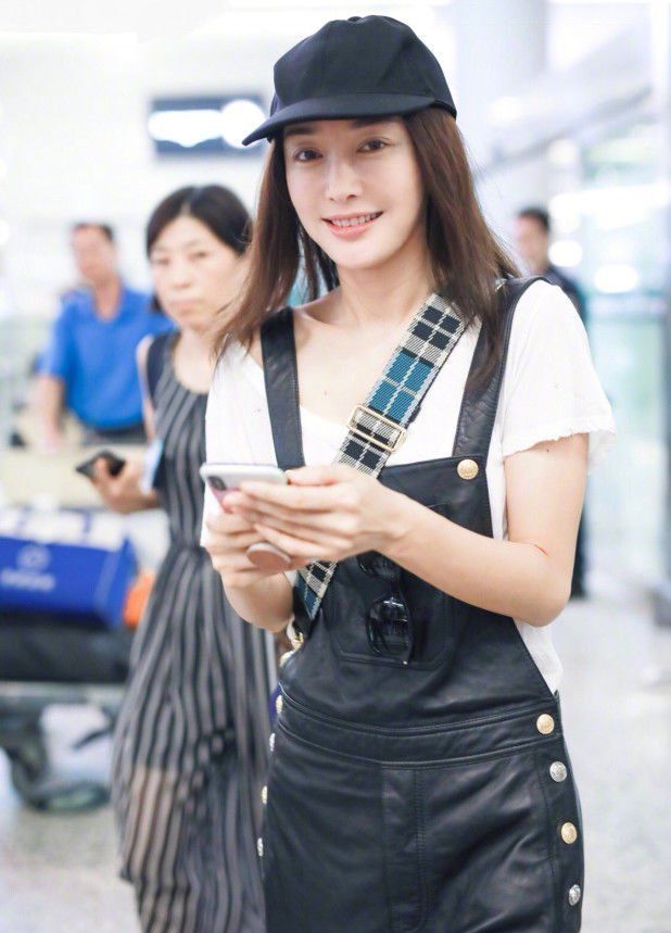 秦岚只是穿了一条背带裤气质都变了，大长腿也穿没了，赶紧拔草!