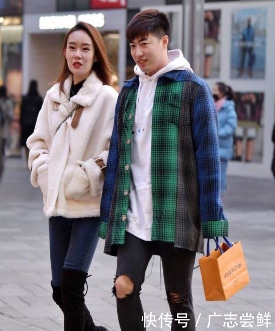 【位美女选择】美女街拍:时尚迷人的紧身牛仔裤小姐姐,更显年轻靓丽的身姿!