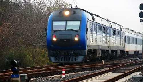 你知道为何火车轨道不用不锈钢，而是用生锈的铁吗？看完就知晓了