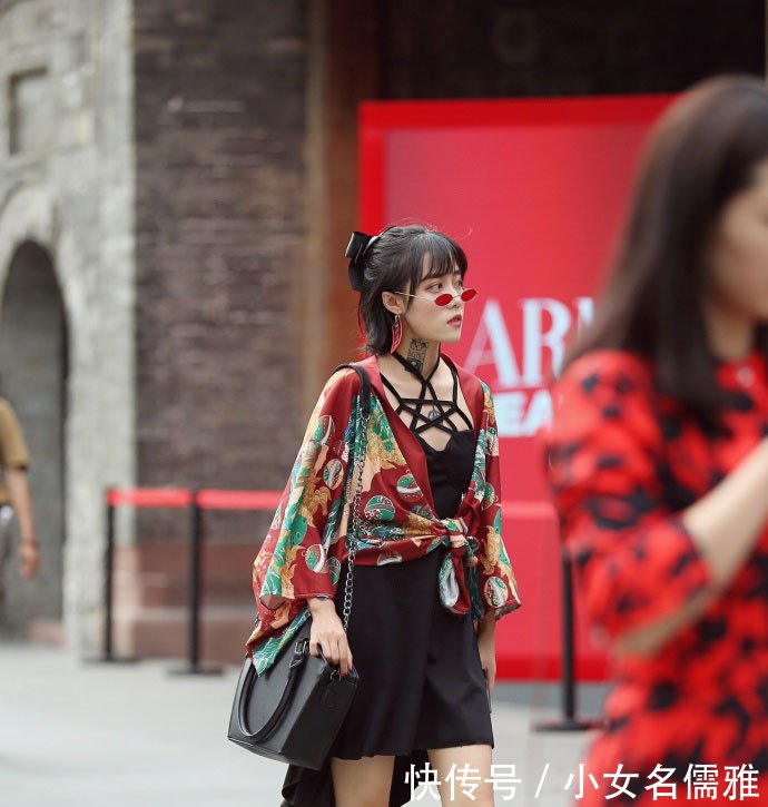 路人街拍清秀可爱的两位小姐姐，修长美腿和水嫩肌肤很诱人