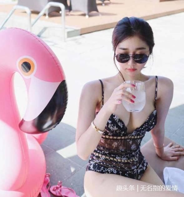 路人街拍，时尚简约的穿搭，轻松穿出女性曼妙有致身姿！