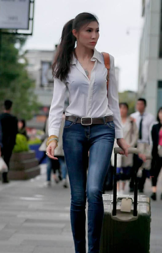 路人街拍，小姐姐一身穿搭简约性感，充满了白领的风范