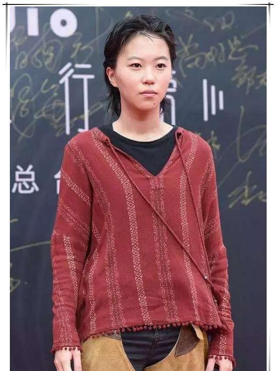 搭配黑洞：窦靖童的裤子又刷三观！网友喊话王菲：你不管管吗？