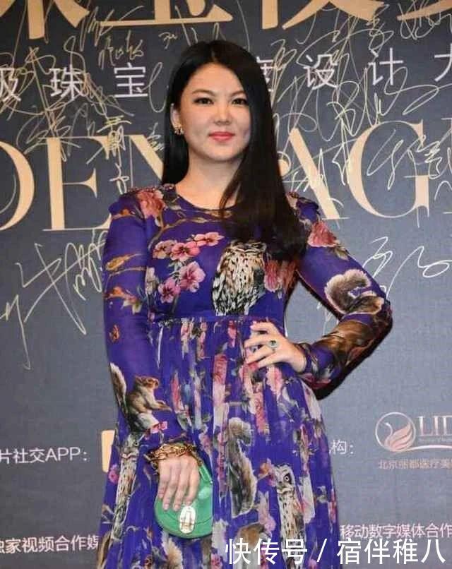 『李湘』李湘无滤镜显胖10斤,穿蓝色印花连衣裙尽显“富态”,气场强大