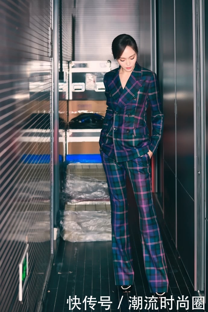 唐嫣穿吊带蛋糕裙，腰带勒得好紧，网友：瘦得堪比郑爽！