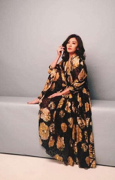 贾静雯太拼了！这种裙子也敢穿，网友：自以为捡便宜修杰楷尴尬了