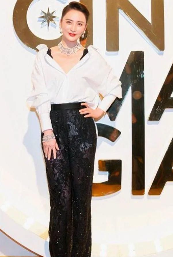  『感觉』都说穿蕾丝有女人味，为啥你却穿出其它感觉，问题多半出在搭配上